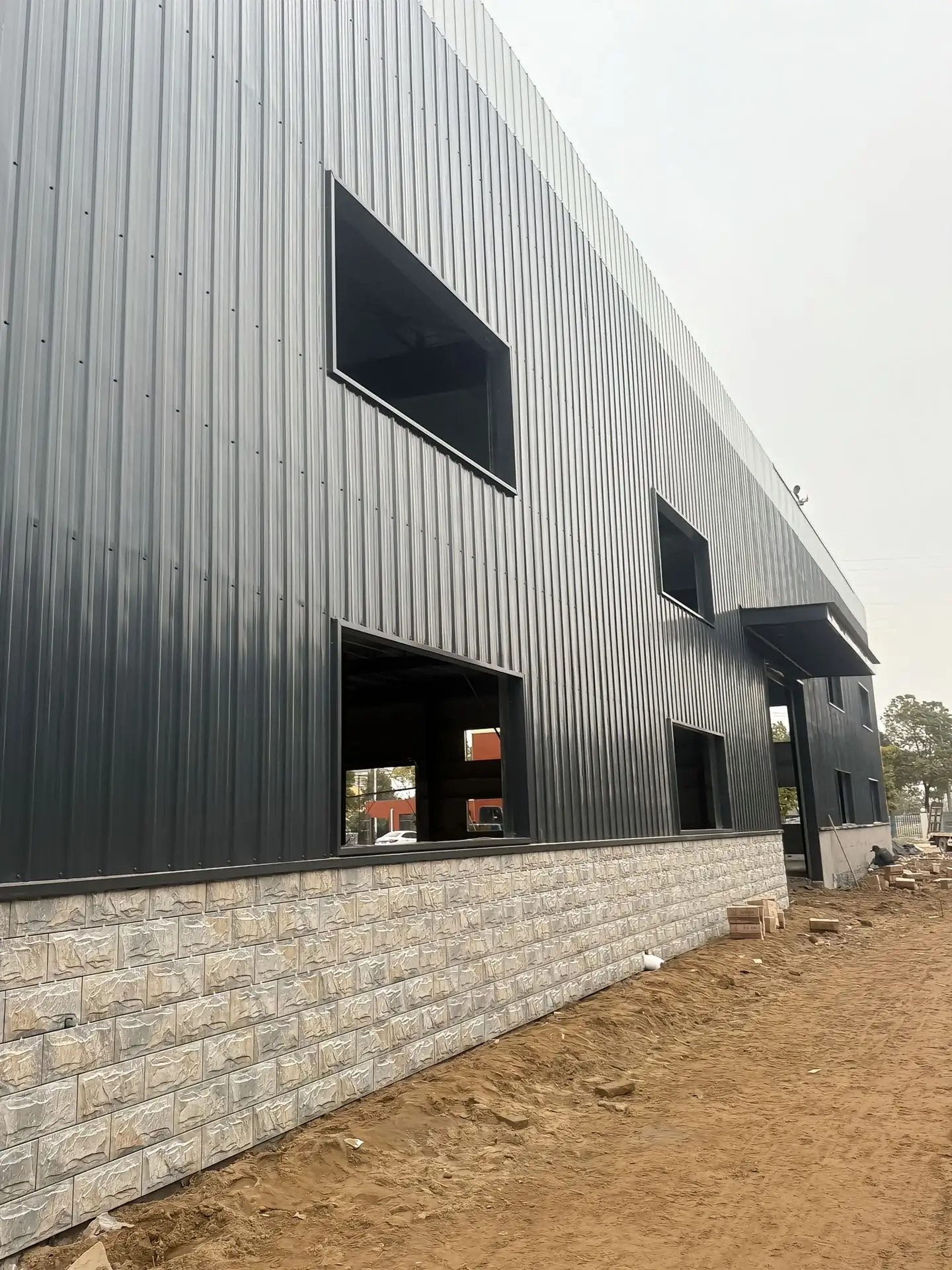 在改造区域内保留部分旧设备，与新设备形成“双轨并行”模式