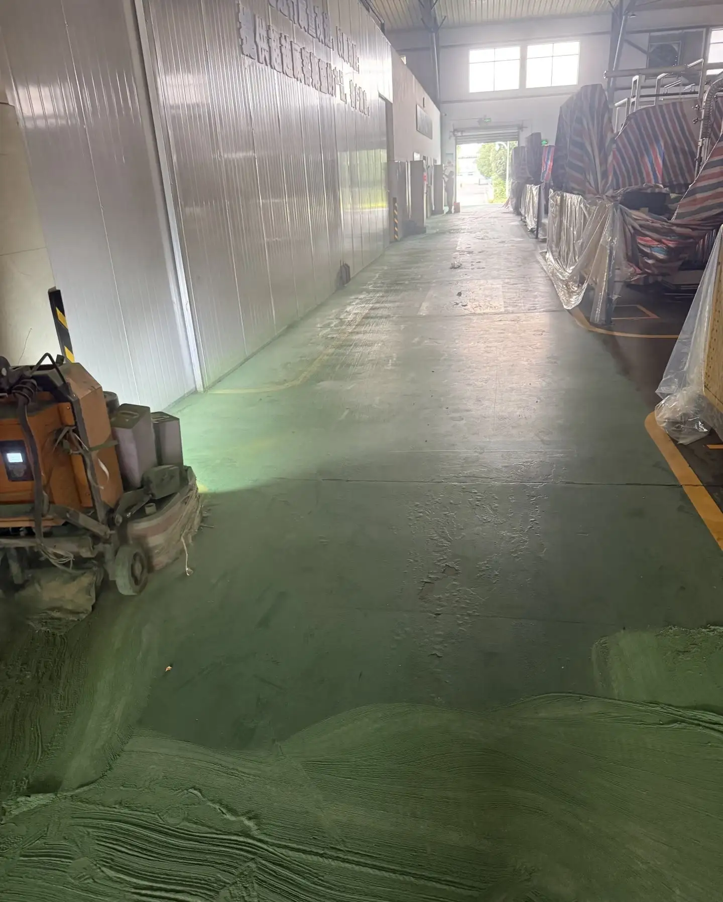 对结构性裂缝：采用切缝—清缝—填充弹性或高强修补材料的方式