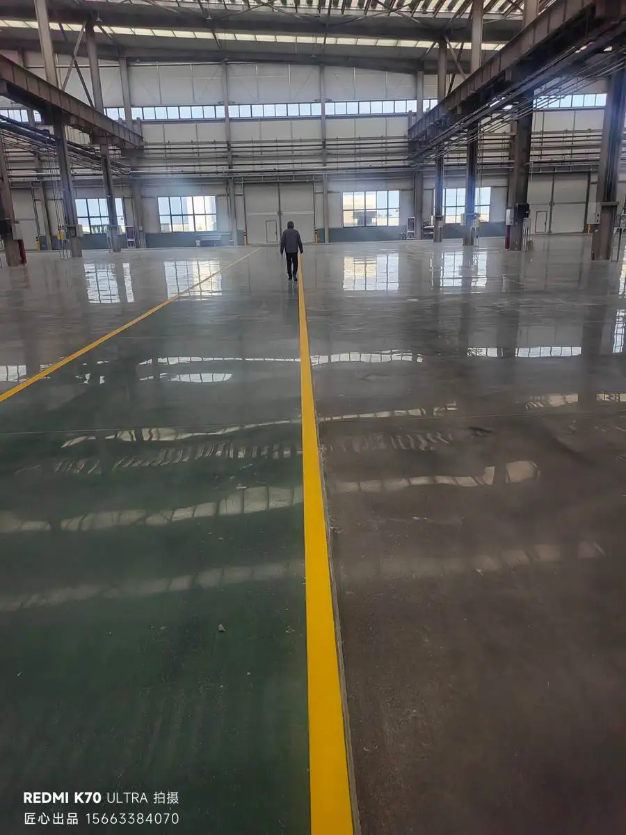 改造后仓内整洁主通道、货架区、叉车运行场景（光线与导视清晰）