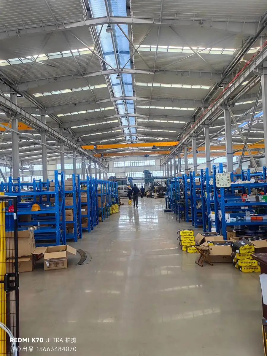 采用高性能重载混凝土地坪系统（厚度40mm）；表面硬度达到莫氏硬度8以上；含有特殊的矿物骨料和耐磨添加剂。