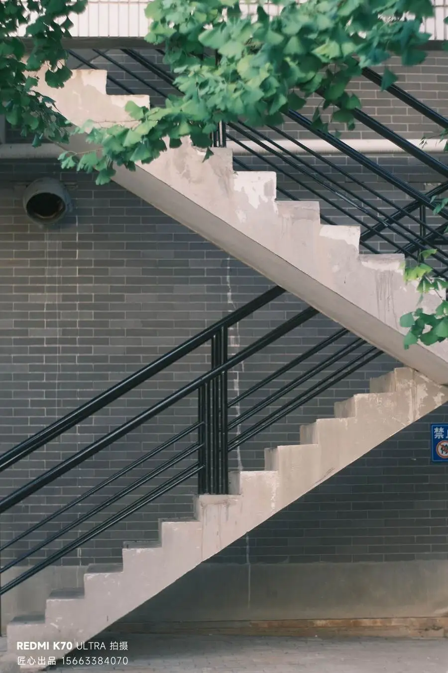 “前后对比：保留工业肌理与尺度，通过系统更新实现可持续运营。”