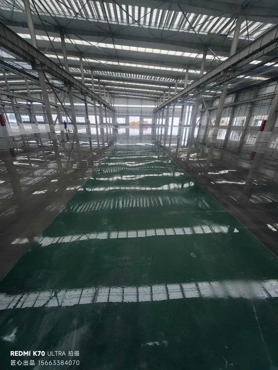 分区围挡、临时动线标识、装卸口错峰施工现场