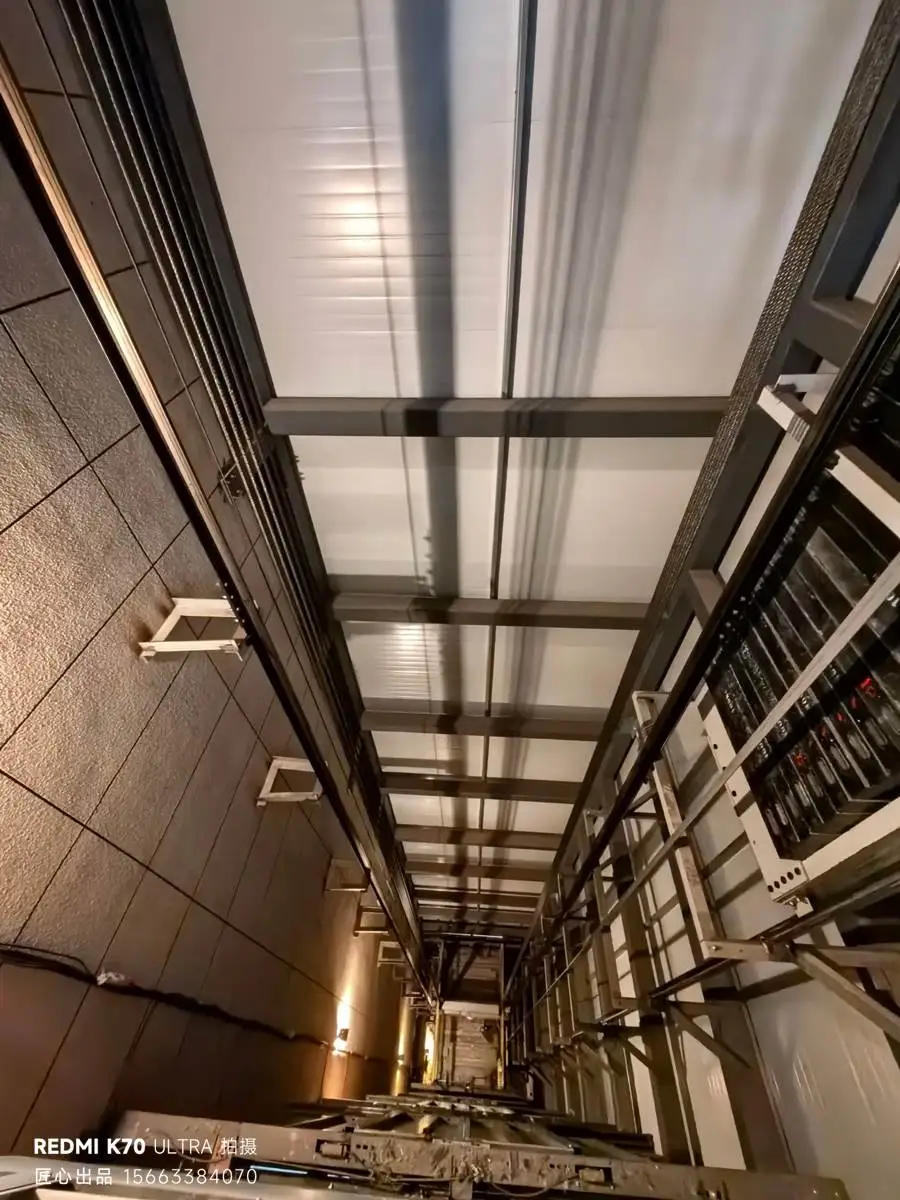 苏州姑苏旧工厂货梯加装前的结构检测，工程师正在对旧厂房楼板与梁柱进行承重评估