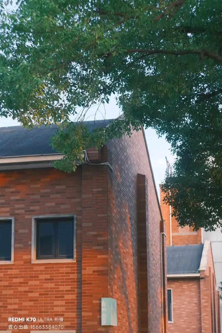 消防提升：新增疏散体系与立面更新一体化，兼顾规范与风貌。