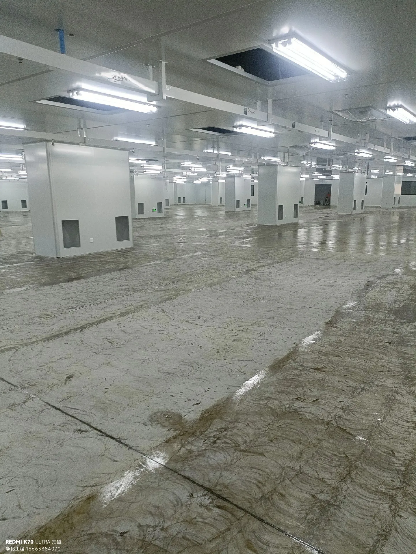 关键节点：圆弧踢脚与地漏收口一体化，减少死角与积水，提高可清洁性与审核友好度。