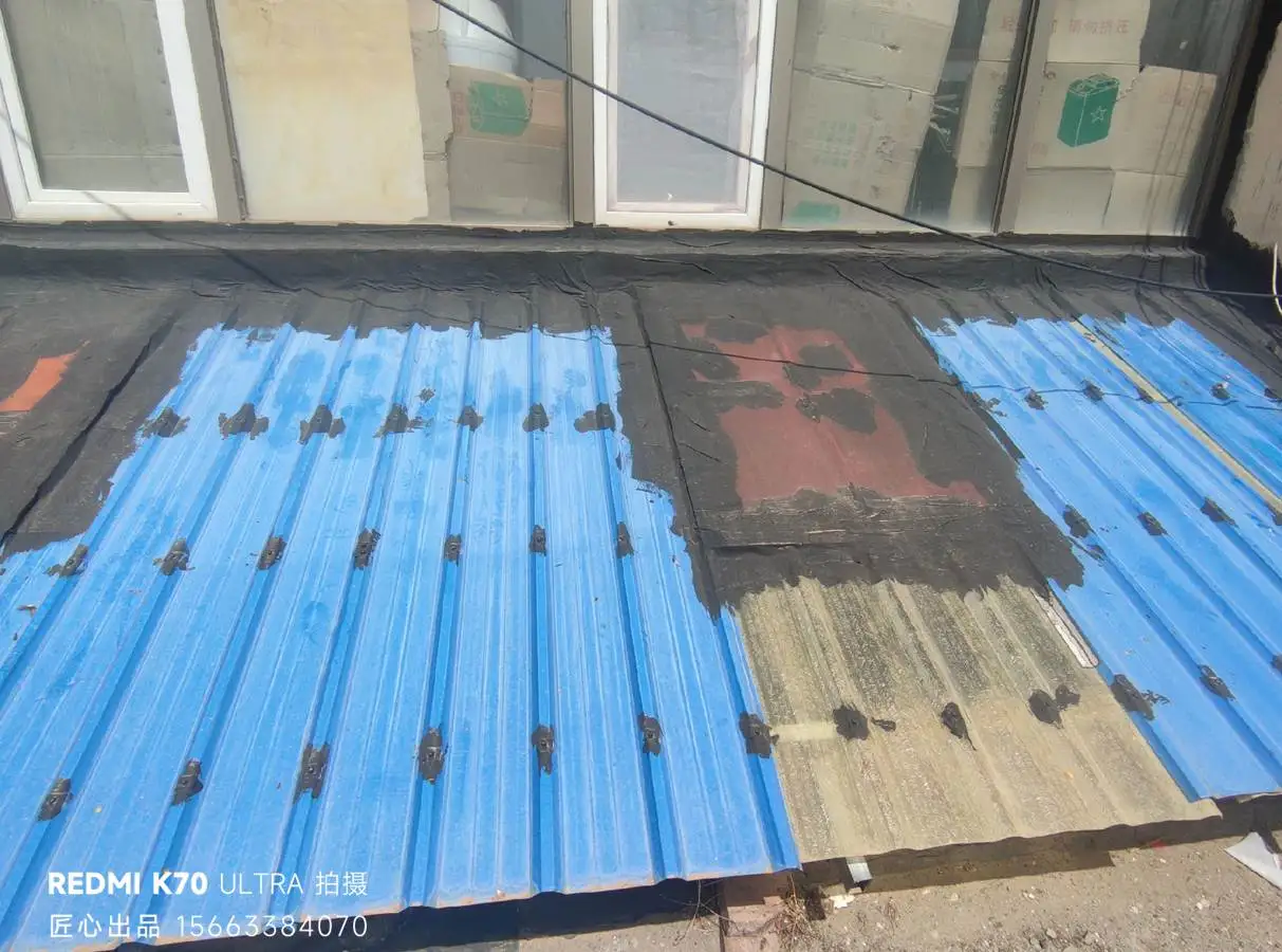 苏州厂房彩钢瓦涂层脱落、接缝开裂、螺钉松动等问题，最终导致屋面渗漏