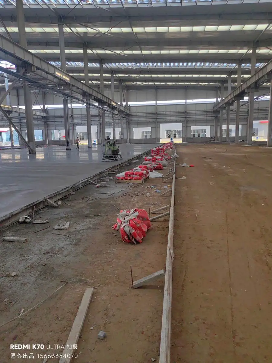 地坪钢筋/钢纤维布置、模板与分仓浇筑现场、激光整平施工