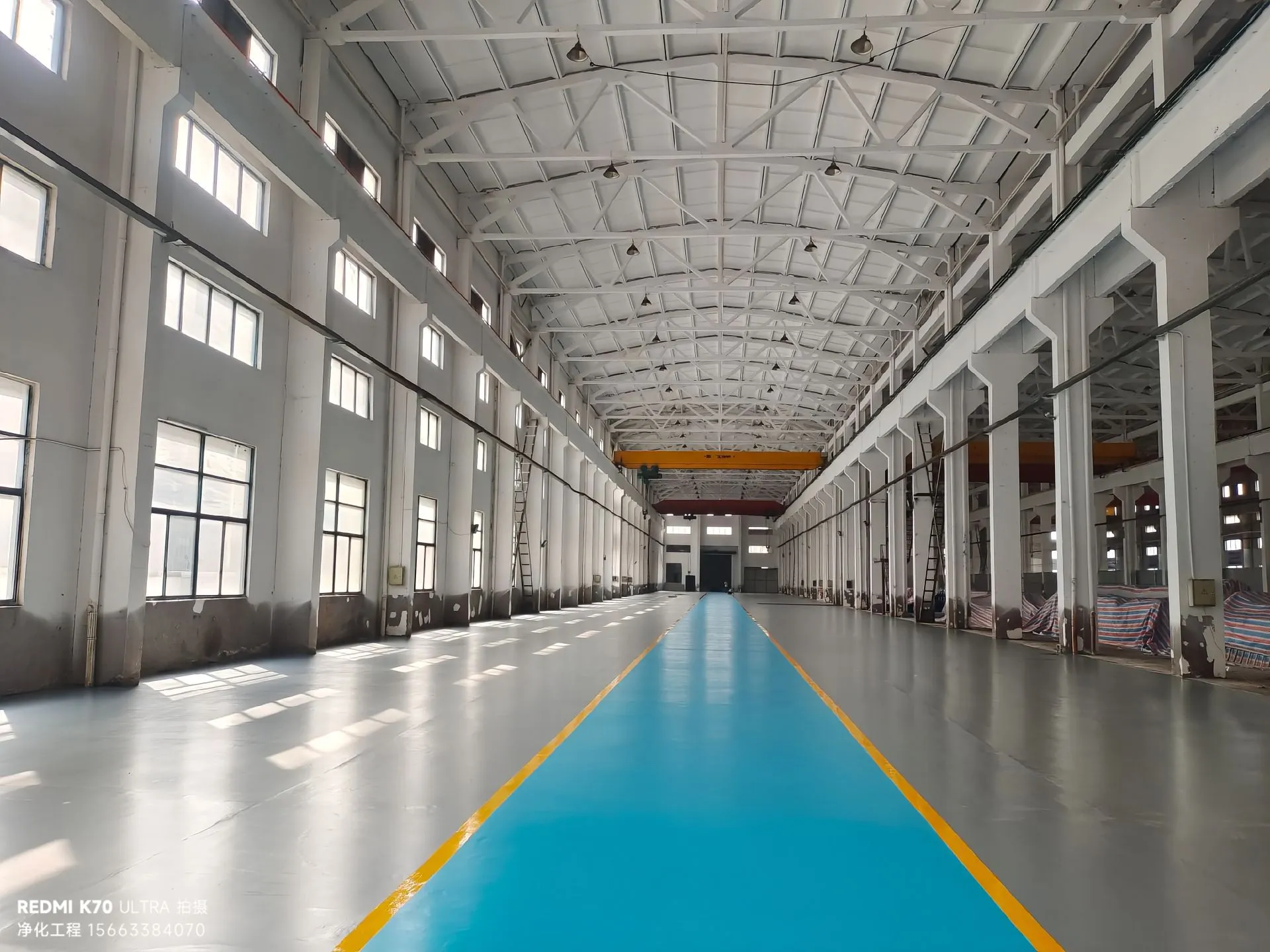 采用国际工业级抗冲击环氧地坪系统，总投资180万元，改造面积5500㎡。