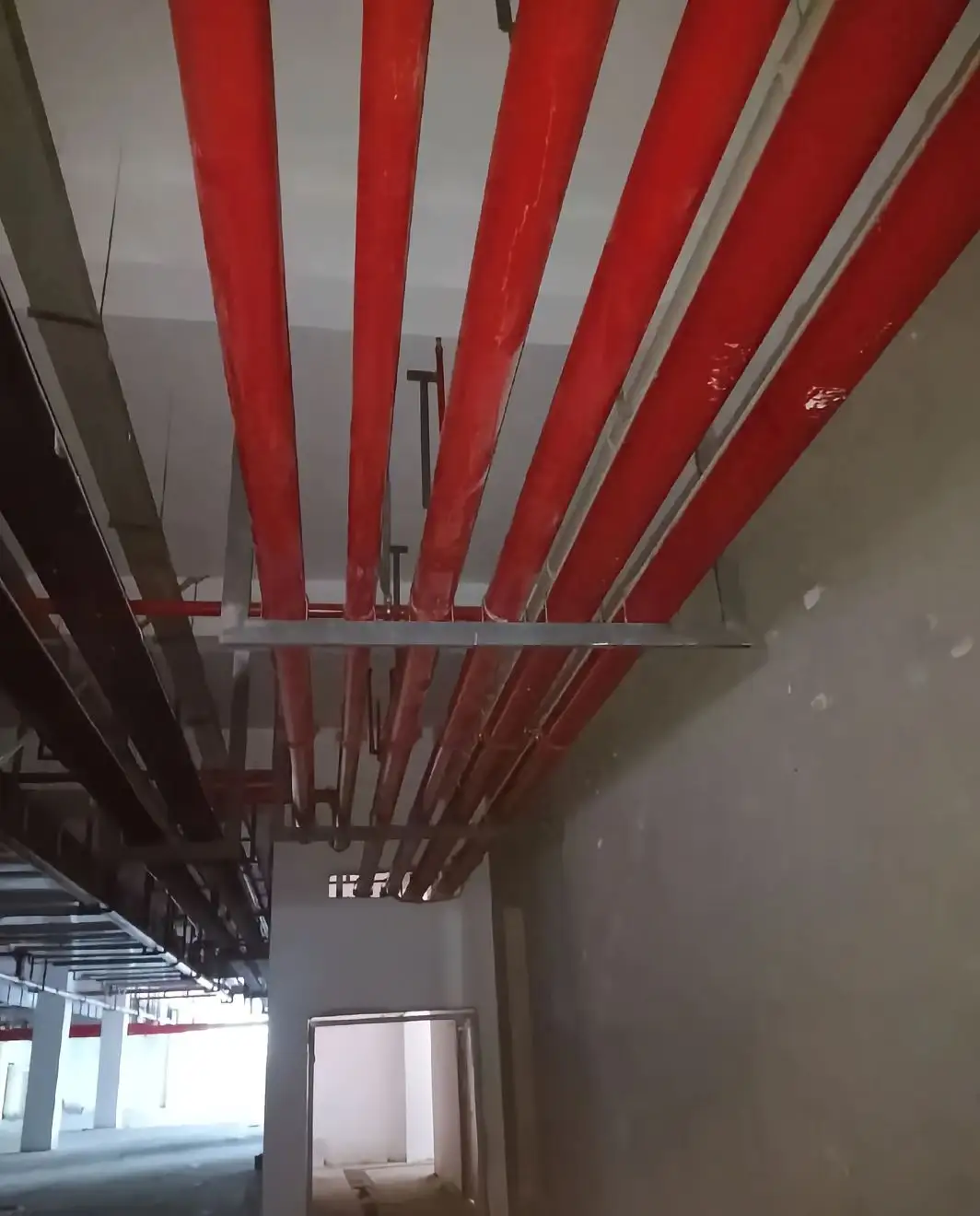 多层/局部夹层、功能混用(生产+仓储+办公/宿舍可能有夹带)、历史改造痕迹明显