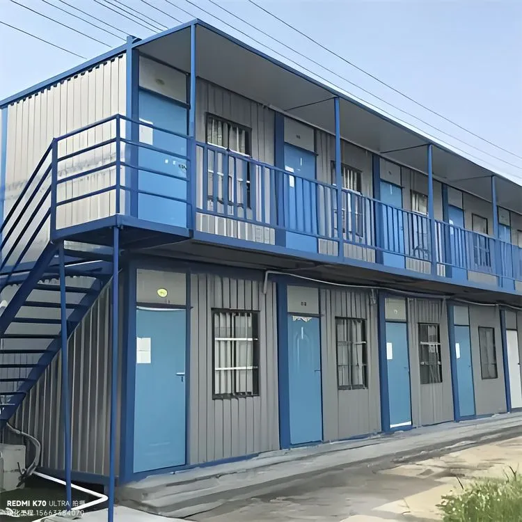 轻钢活动板房是以轻型钢骨架为主体、夹芯板或彩钢板作围护的临时建筑。