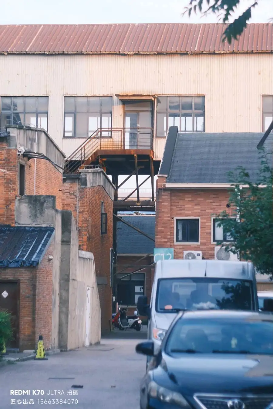 更新前厂房外观与围墙界面（对比性强）