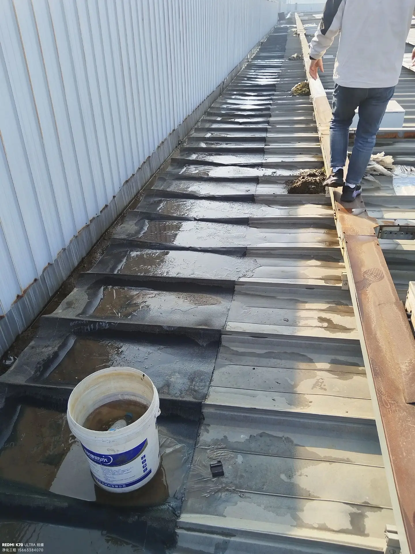 如果工业厂房屋面反复漏水，继续修补是"浪费钱"。应该进行根本改造。