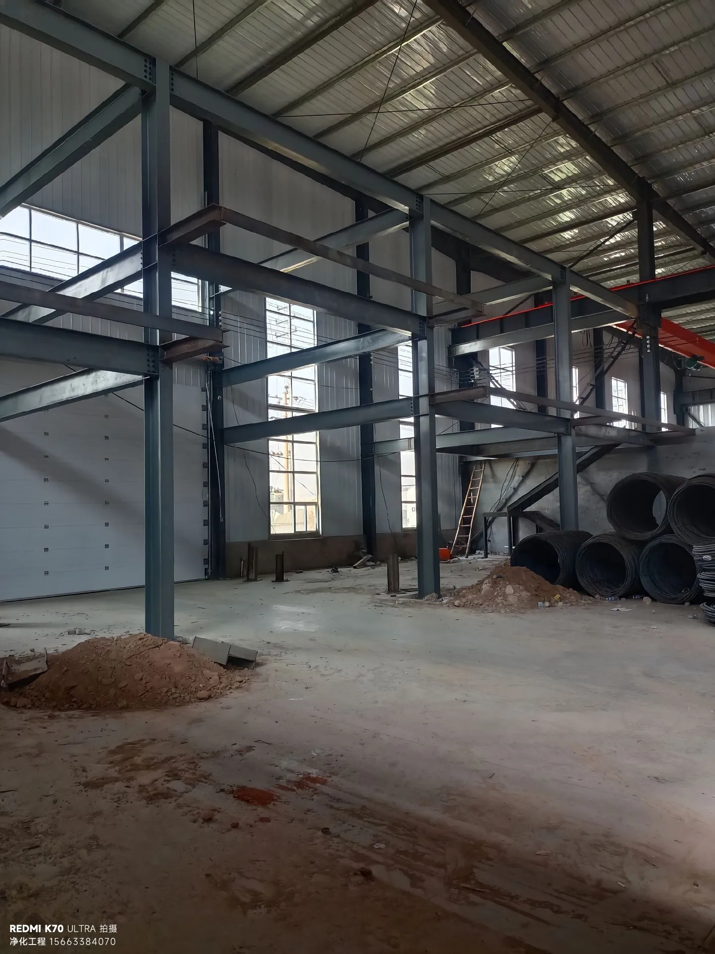 在通道转角、设备周边等区域，增加防滑纹理或涂刷防滑漆