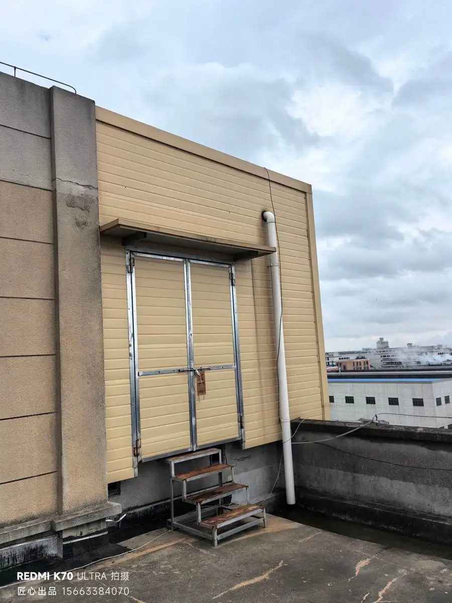 苏州姑苏旧工厂货梯加装常见隐患示意图，包括墙体开裂、井道积水与结构沉降