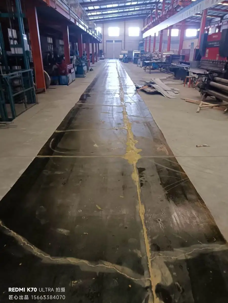 铺设含特殊合金骨料的超高耐磨混凝土，适配精密生产环境