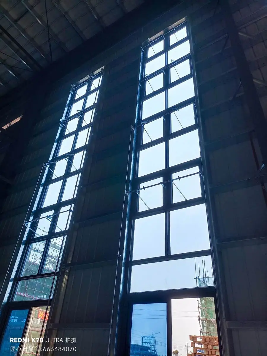 南京厂房门窗翻新-门框底部与地面接触处安装，减轻沉底压力，防止积水腐蚀。