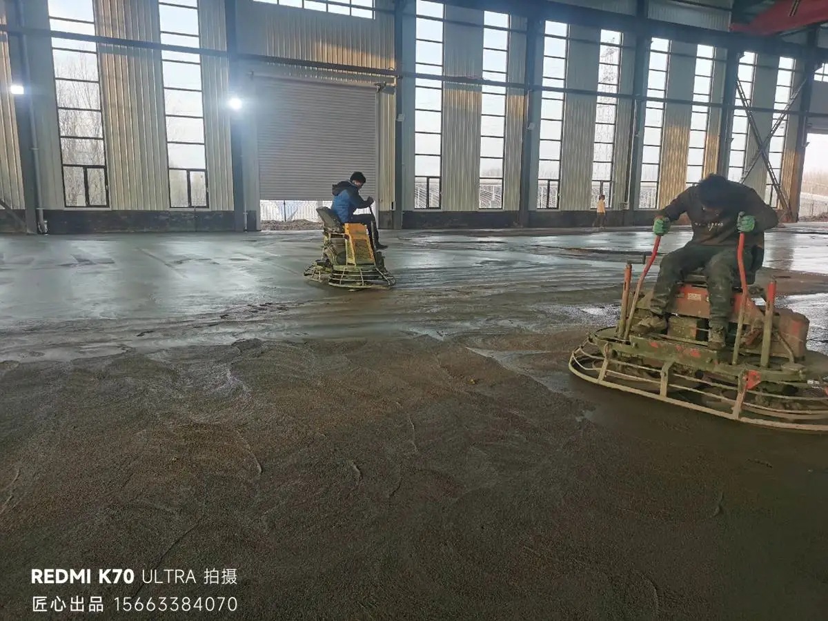 工人施工中-不管是补贴项目还是一般项目都要精益求精。