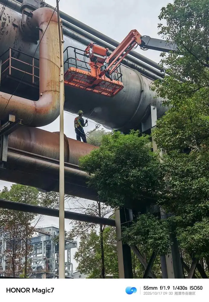 采用普通涂料粉刷，保证基本整洁度