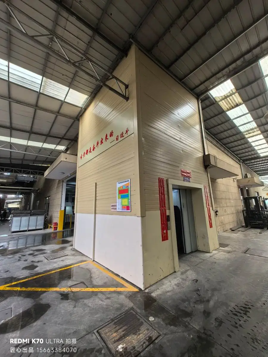 苏州姑苏旧工厂货梯加装施工步骤展示，包含结构加固、电梯井道施工与设备安装