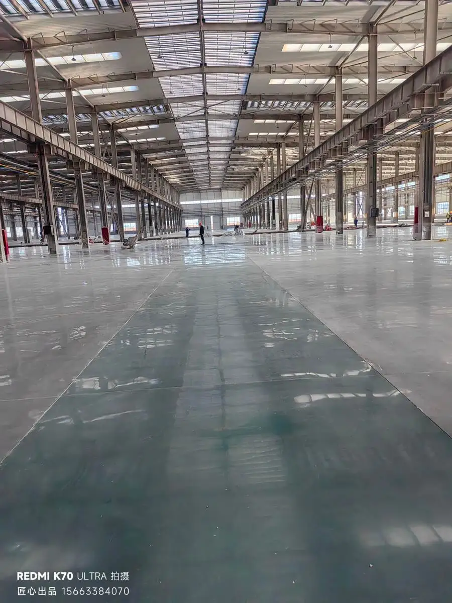 更新前地坪：起砂、裂缝与修补拼接明显，难以满足高频叉车与货架重载工况。