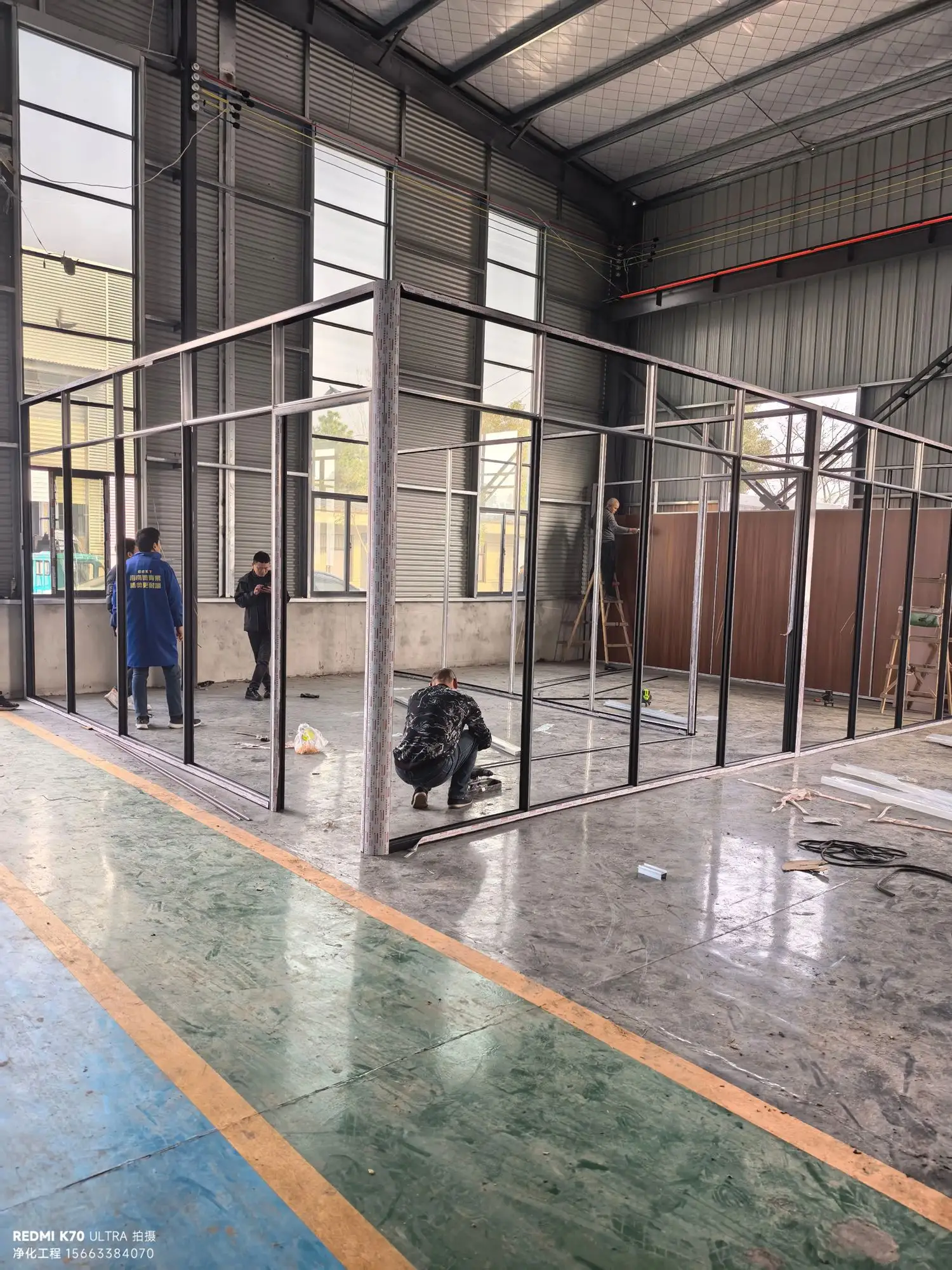 优选有工厂化生产和标准化装配工艺的厂家，可以降低返修率与现场不确定性。