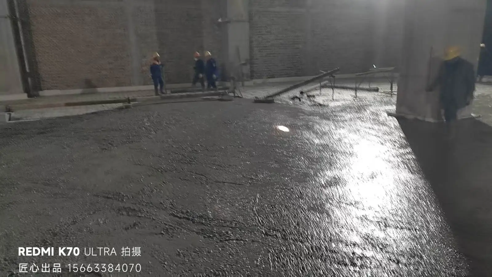  原地坪采用传统现浇混凝土，施工周期长；养护不规范，混凝土强度达不到设计要求