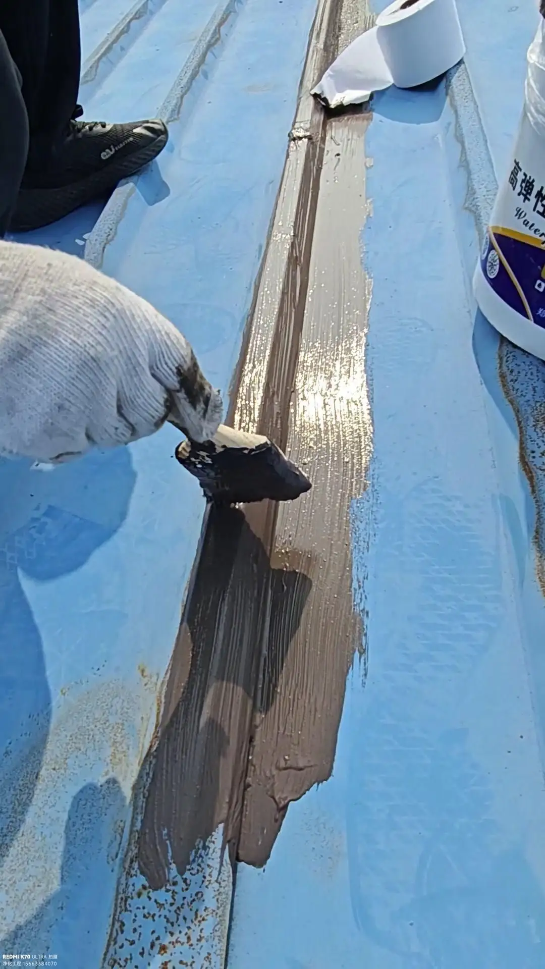 进行全面的屋面翻新 采用喷涂防水涂料系统 建立定期维护计划