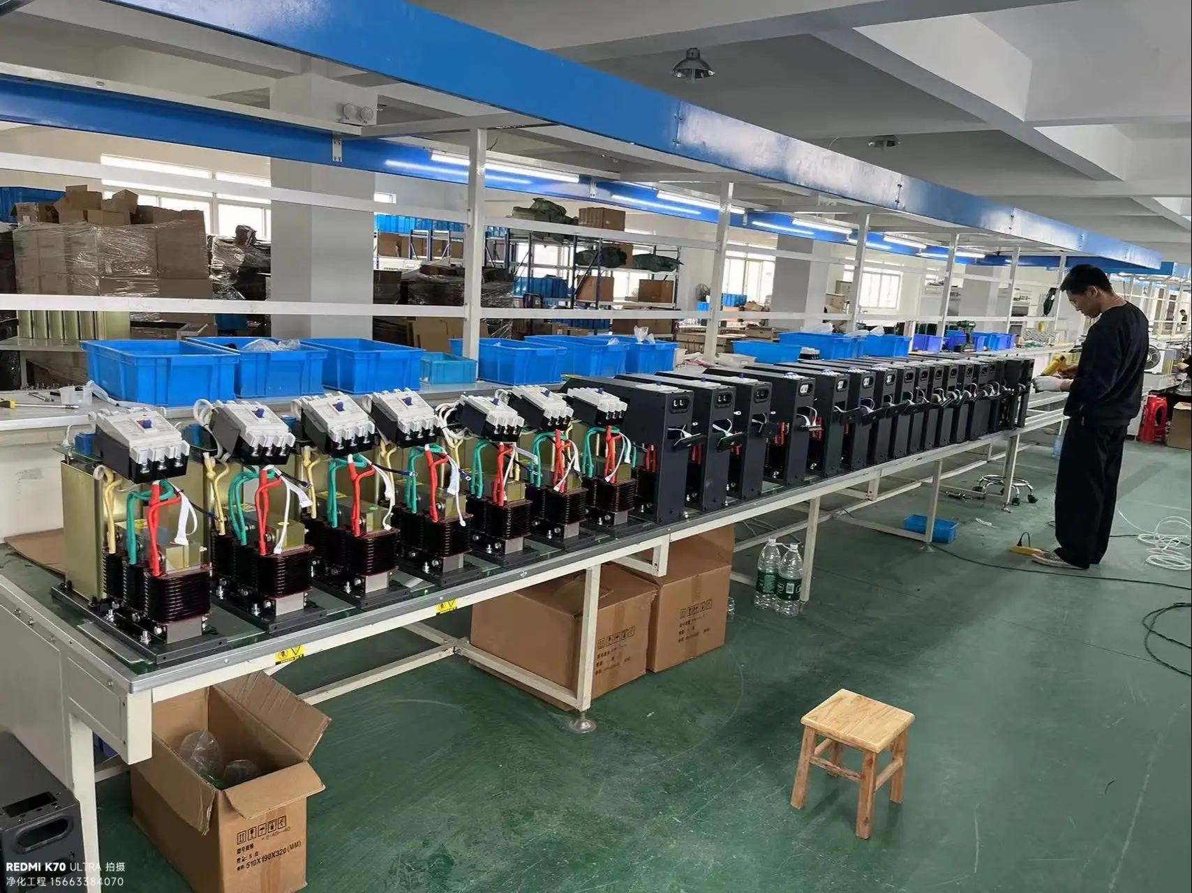 安装功率因数补偿装置、更换高效的设备、增加一个500kVA的变压器